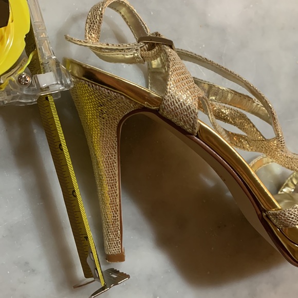 Gold high heels pre owned good 😊👠 - Picture 3 of 10